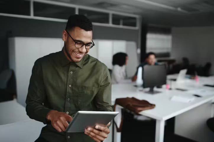 homem com tablet na mão usando serviço da claro empresas